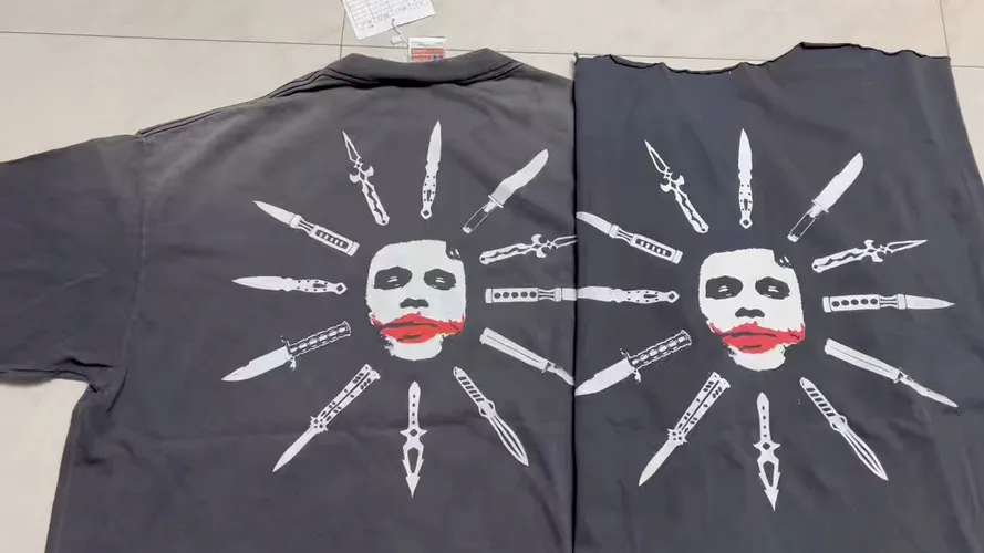 ⚠️This season's most important Batman-Joker IP collaboration SAINT Mxxxxxx x The Dark Knight BTM SS TEE/LIP/BLACK Dark Knight Batman collaboration Joker's Kiss/Joker Dagger retro distressed short-sleeves Washed black S-XL Assute ready-to-wear dyeing Ma Liu faded Re-washed to make old Genuine proofing Custom-made correct main mark Washed mark Differences see pictures and goods Top-notch printing technology God restores every detail of the original product